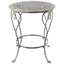 Table d'appoint ronde en fer de style campagne française (66 x 66 x 76 cm), fini argent vieilli, pieds torsadés et tablette inférieure pour petits objets. Pieds en forme de cœur. Parfait pour la décoration de terrasse.
