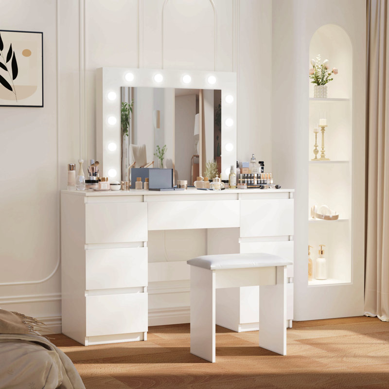 Grandes tables de coiffeuse blanches avec miroir et lumière