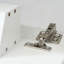 Meuble-lavabo double avec lavabos SMC, plateaux basculants et portes en rotin