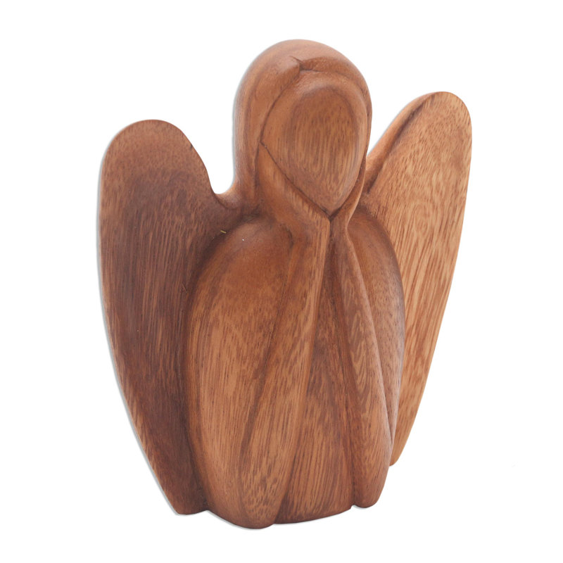 William regardant un ange et une sculpture sur bois