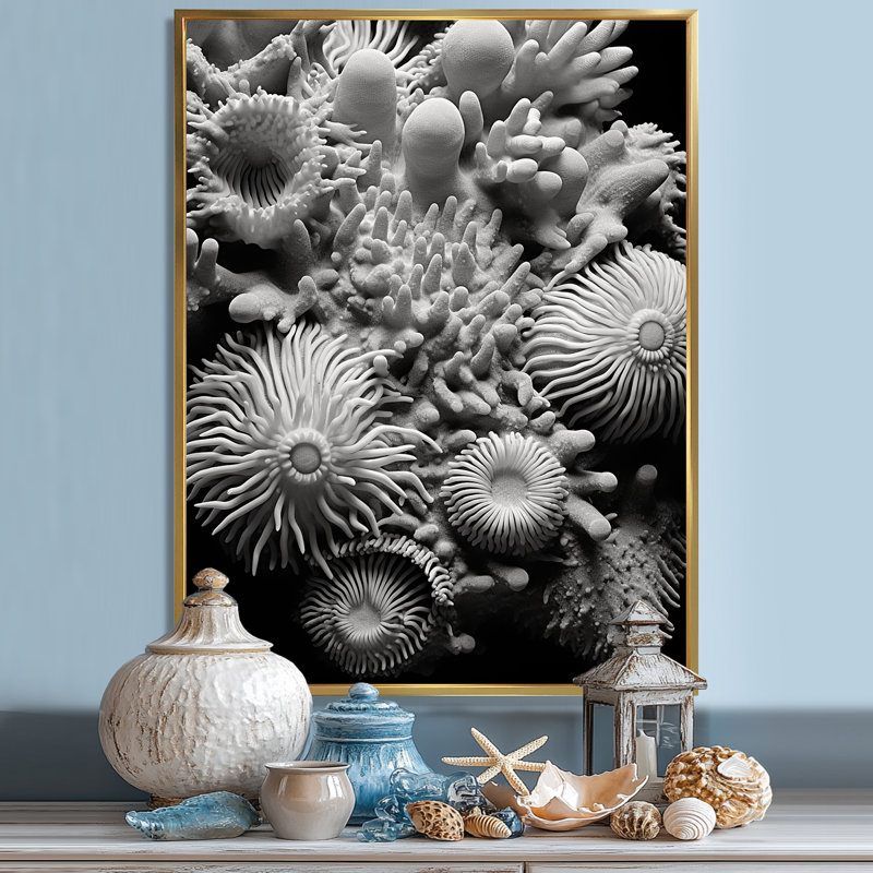 Ocean Coral Anemone Parade - Beach & Ocean Canvas Print, H 20 po x l 12 po, Cadre flottant doré