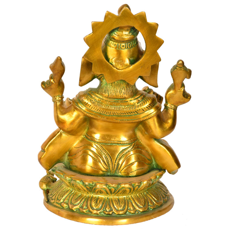 Statue de Lord Ganesha assis sur une base de lotus