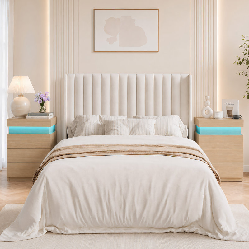Ensemble de chambre à coucher 3 pièces Avelyn, lit plateforme tapissier et table de chevet 2 lumières DEL avec station de charge