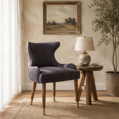 Fauteuil d'appoint luxueux en velours avec garniture cloutée et capitonnage, parfait pour ajouter de la sophistication à tout espace intérieur.