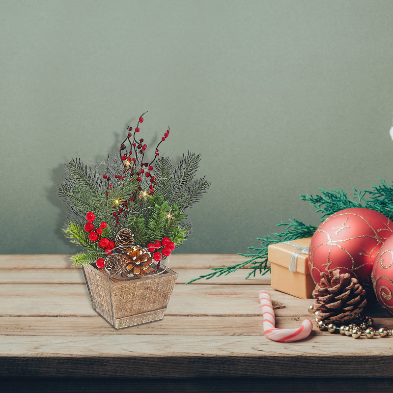 Pot de Noël avec des baies rouges