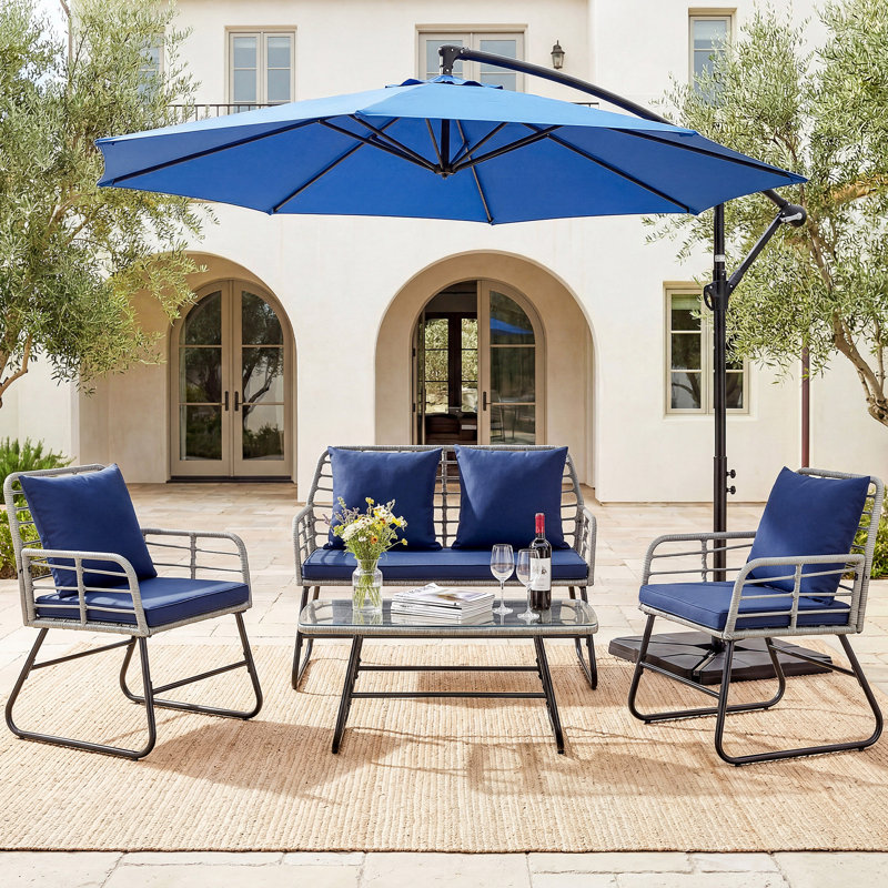 Ensemble de conversation d'extérieur en osier 4 pièces avec parasol en porte-à-faux décalé de 10 pi, Rouge vif