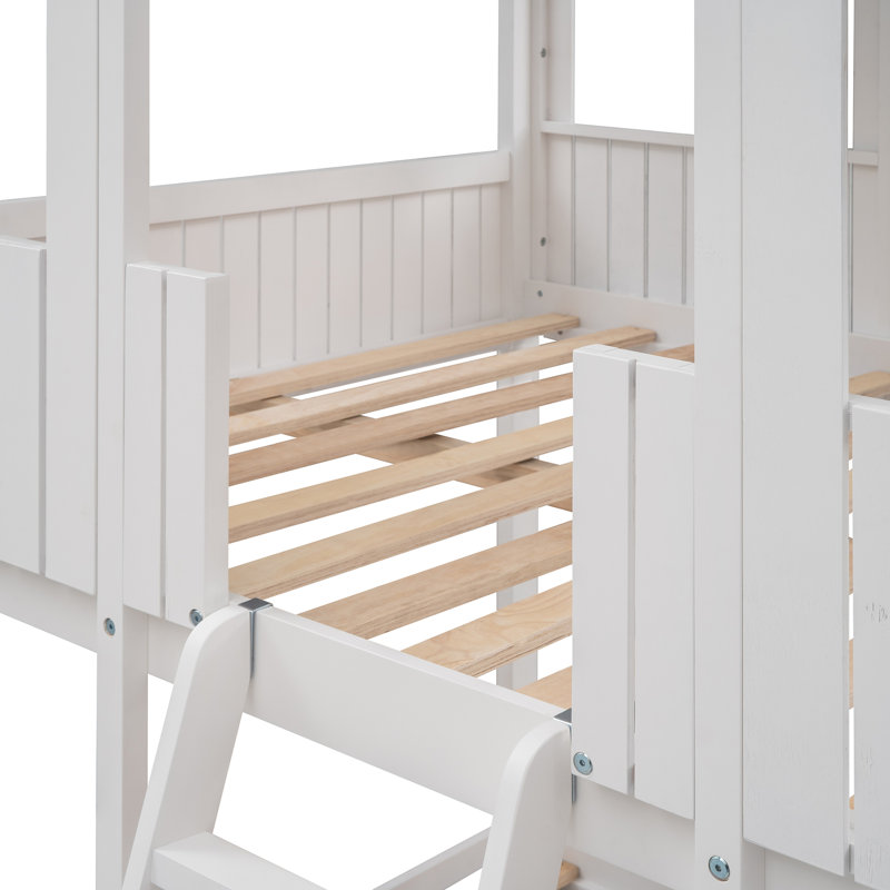 Lit double superposé au-dessus blanc - avec garde-corps et toit, fenêtre en bois d'amusement avec fenêtre et coffre-fort blanc de 6 ans