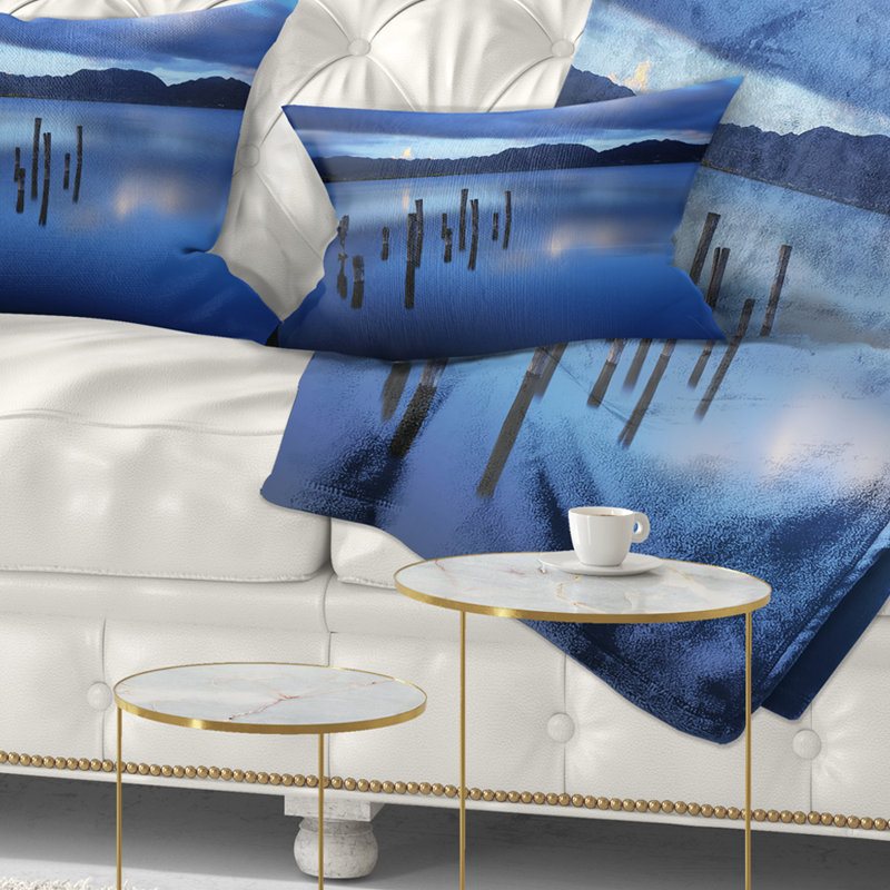 Coussin bleu foncé Sea with Pier Remains