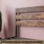 Structure de lit plateforme simple avec tête de lit en bois rustique rétro, sommier à lattes en métal robuste, brun rustique non nécessaire