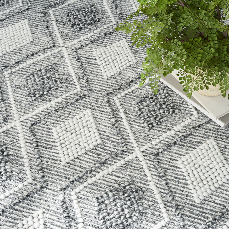 Ivory and Gray Geometric Handwoven Wool Area Rug 5'3" x 7'6"