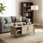Élégante table basse tissée avec plateau rectangulaire en bois et espace de rangement symétrique avec quatre portes coulissantes