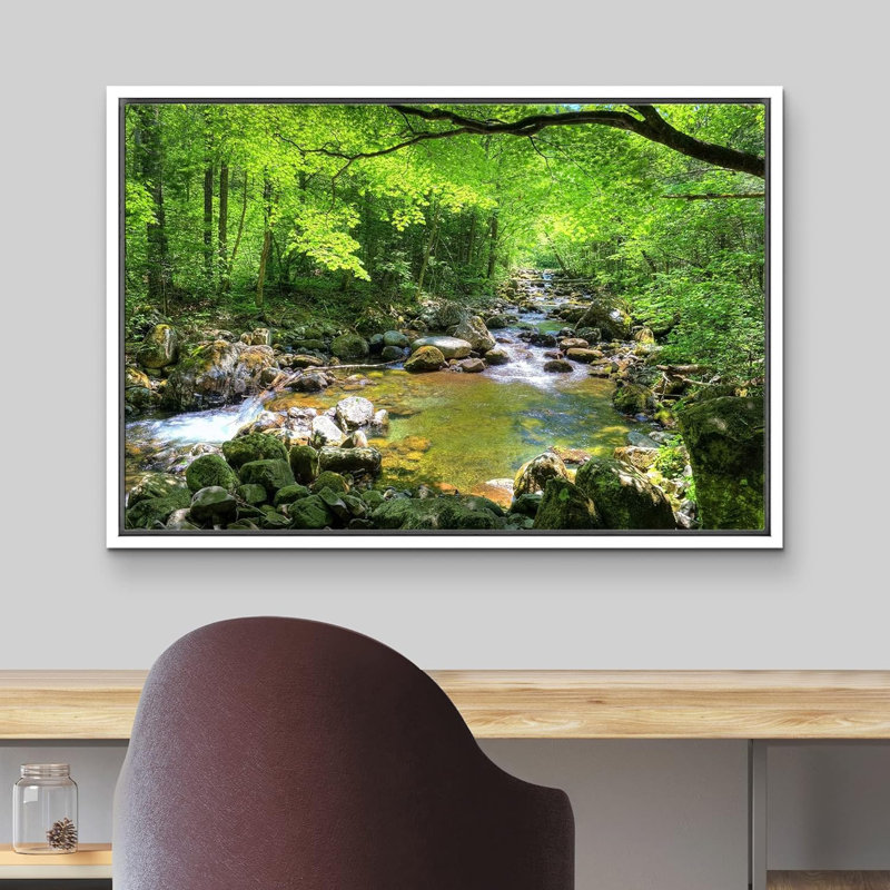 Rivière à travers la forêt verte sur toile, H 24 po x l 36 po x P 1,5 po, Cadre blanc