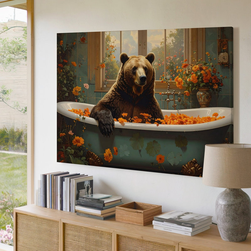Un ours assis confortablement dans une baignoire en toile rétro remplie de fleurs oranges, H 20 po x l 30 po