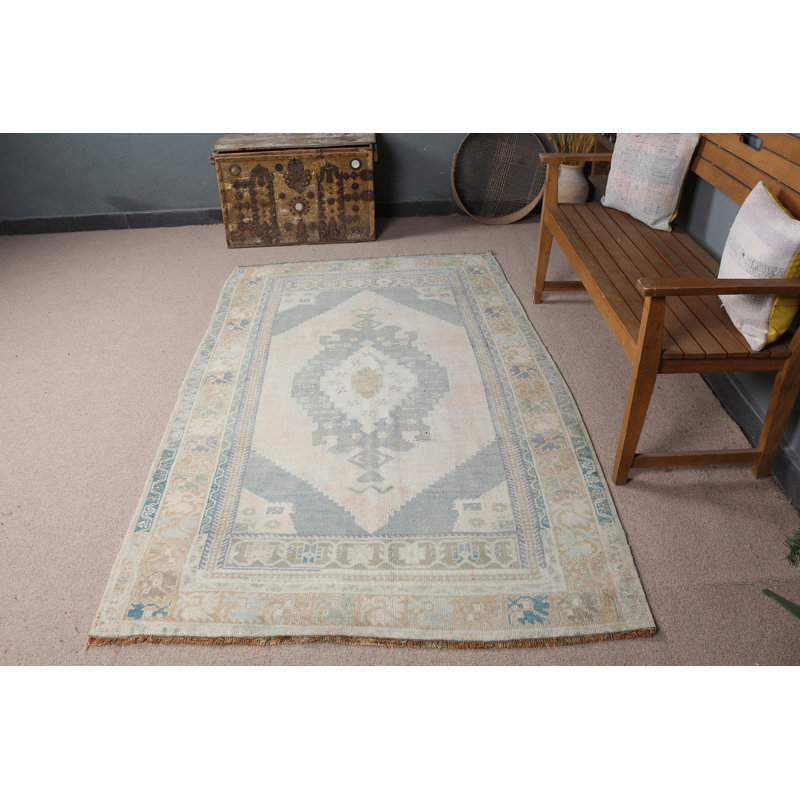 Le tapis rose turc de style anatolien rétro rehausse le décor de la salle à manger ou du salon avec des détails riches