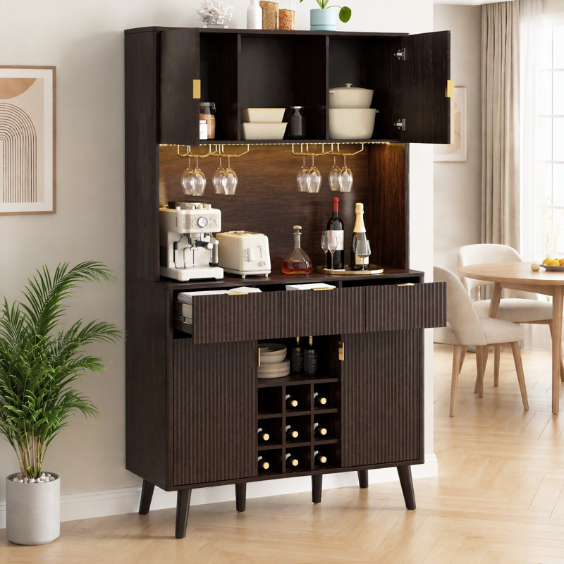 Meuble-bar vintage de 72,2 pouces de haut avec vaisselier, éclairage DEL, casier à vin et prises électriques., Brun-roux