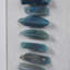 Décoration murale encadrée bleu agate - art dimensionnel, céruléen teint naturel, base blanc doux, cadre en verre et noir, décor suspendu horizontalement, agate de céruléen, contraste, protection, utilisation intérieure