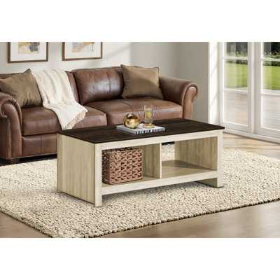 Table basse rectangulaire contemporaine de 112 cm (44 po) de long avec plateau en stratifié chêne brun foncé et beige, rangement pour un coin café moderne et pratique dans le salon.