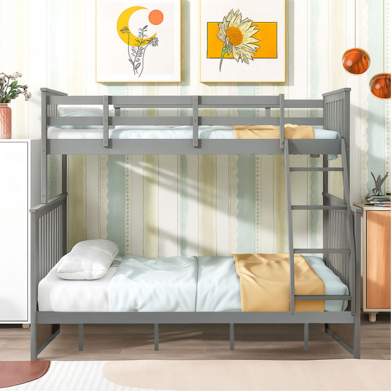 Lit simple superposé au-dessus d'un lit double, lit superposé en bois avec échelle et garde-corps gris