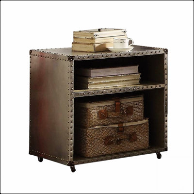 Table de chevet en aluminium à 2 tablettes avec garniture cloutée et roulettes, combinant fonctionnalité moderne et design élégant pour un décor de chambre à coucher amélioré.