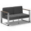 Sofa deux places d'extérieur en aluminium de 137 cm de large, avec coussins de 15 cm d'épaisseur et revêtement en maille textilène.-445835983