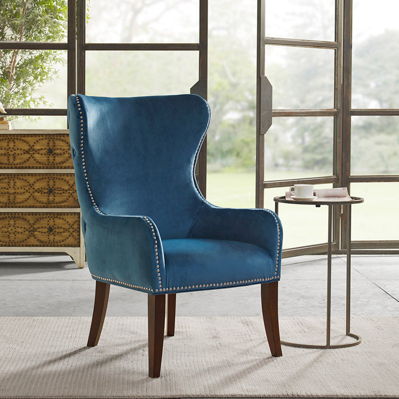 Fauteuil à oreilles bleu capitonné avec pattes en bois - accoudoirs de couleur assortie