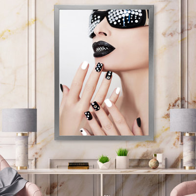 Visage de femme avec maquillage noir et manucure II - Impression sur toile