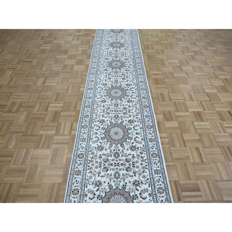 Tapis de couloir oriental 2 pi 8 po x 22 pi 3 po Nain fin ivoire avec soie G14775