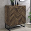 Armoire d'appoint autoportante à 4 tablettes au fini chêne rustique, carré bronze industriel, deux portes à chevrons pour le rangement des entrées en chêne, finition à profondeur visuelle