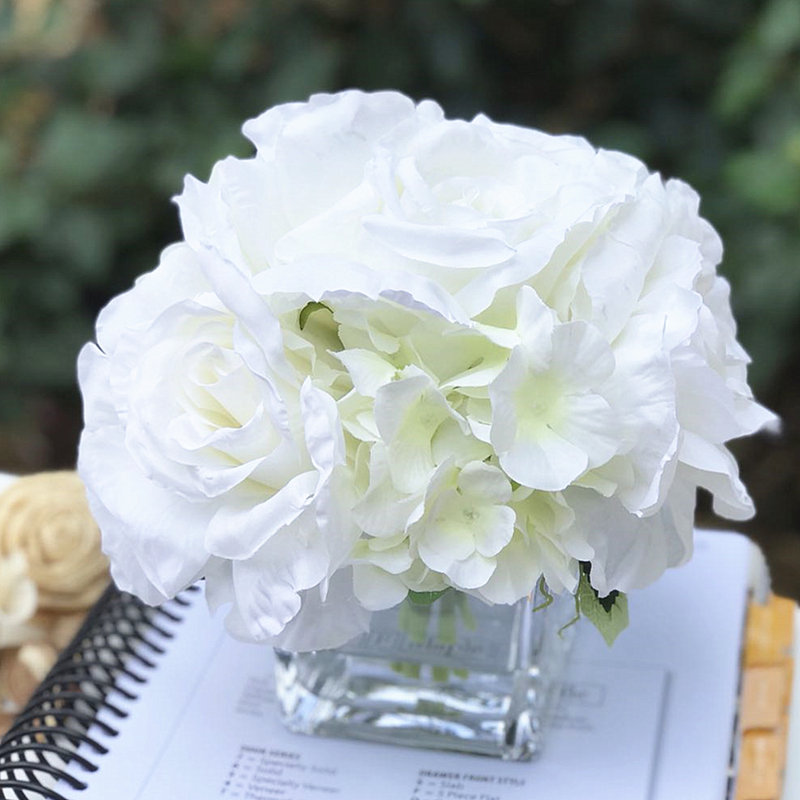 Arrangement floral mélangé dans un vase