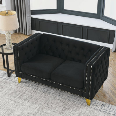 Luxueux canapé rembourré en velours avec accoudoirs carrés capitonnés, idéal pour la détente dans le salon