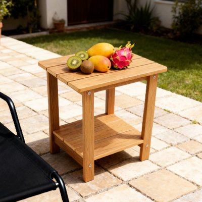 Table d'appoint d'extérieur avec pattes en bois, espace de rangement double, design ergonomique et épuré, multifonctionnelle, finition huilée, aspect bois, larges joints rouillés, coloris