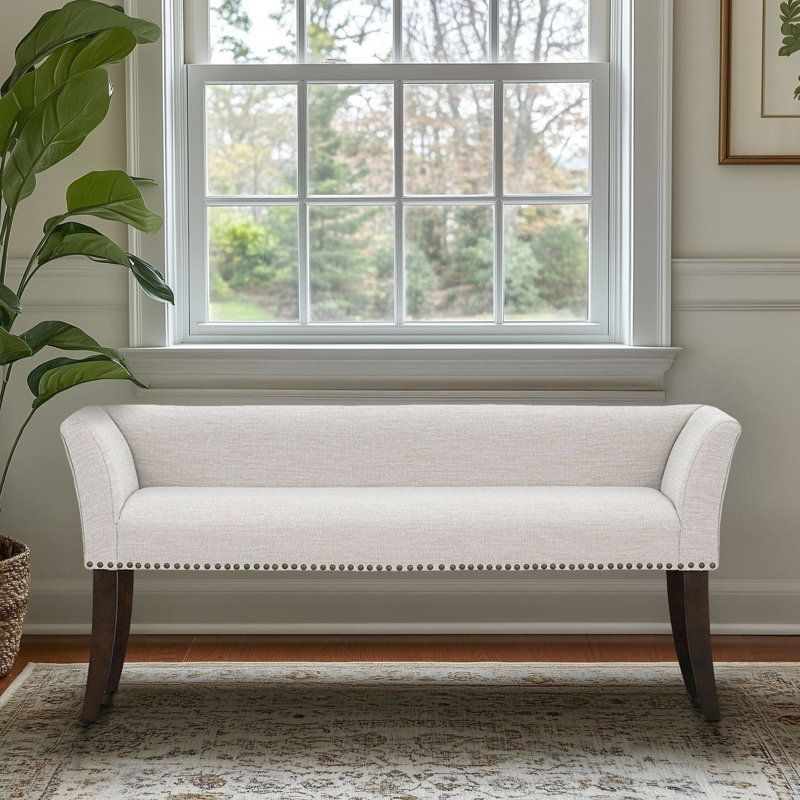 Banc compact rembourré crème avec accoudoirs évasés et dossier bas, rembourrage en fibres pour le confort, siège en mousse haute densité dans le couloir, dossier rembourré, support optimal, espaces multiples appropriés