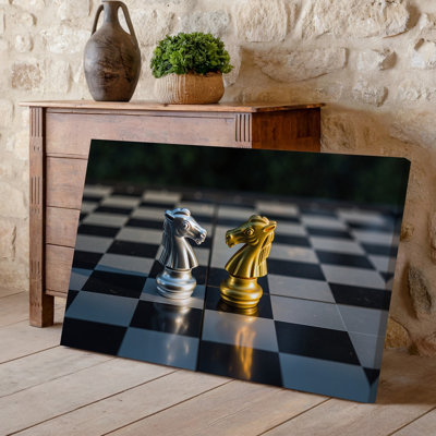 Toile, gros plan sur deux pièces d'échecs au design complexe