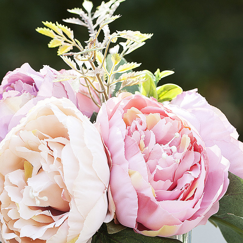 Arrangement floral de pivoines en soie artificielle dans un vase en verre transparent avec de l'eau artificielle