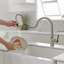 Robinet de cuisine extractible à poignée simple sans contact avec accessoires