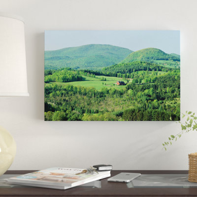 « vue haut angle d’une grange dans un champ entouré d’une forêt, peacham, calédonie county, vermont, états-unis », reproduction de photo sur toile