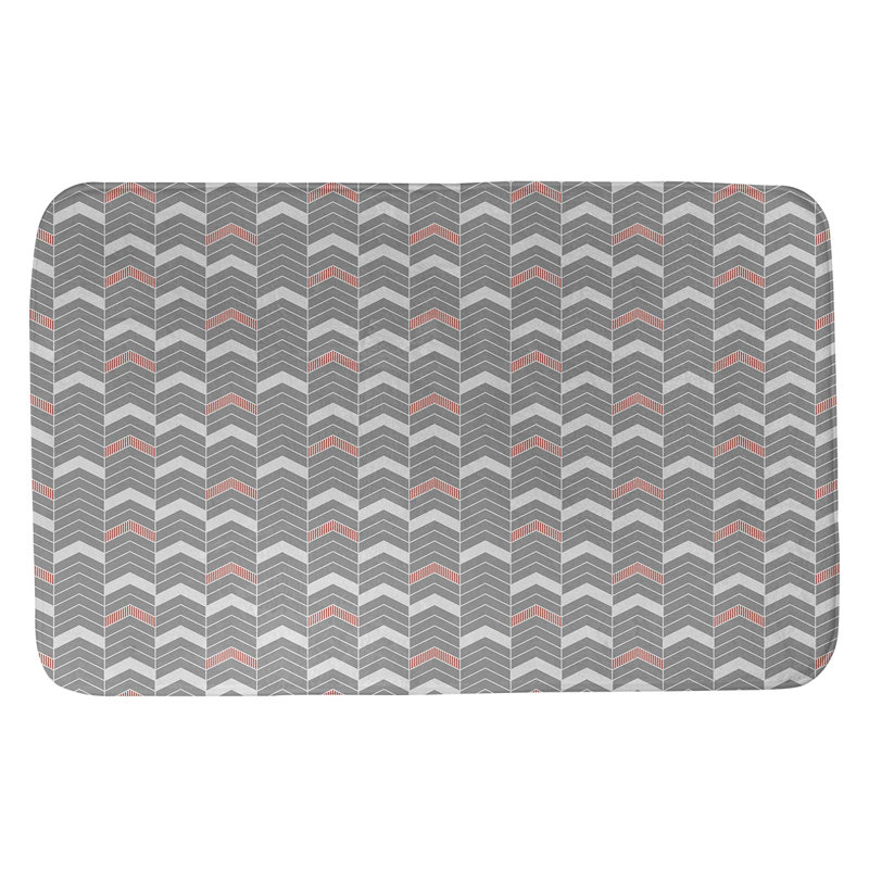 Tapis pour salle de bain lineed chevrons Stephenie, l 17 po x L 24 po, Rouge