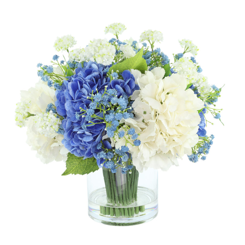 Hortensia et souffle de bébé disposés dans un vase en verre