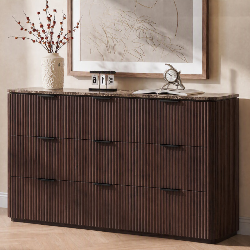 Commode cannelée l 63 po à 9 tiroirs, commode en bois à panneaux épais de 1,97 po avec plateau en faux marbre et base robuste, chêne brun