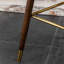Tabouret de comptoir jaune de style Mid-Century moderne à 2 boutons, revêtement en tissu, garniture cloutée, paire de pieds en bois massif, siège incurvé, repose-pieds en métal