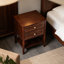 Table de chevet 28,5 po à 1 tiroir traditionnel, table de chevet en bois de cerisier foncé avec tablette de rangement ouverte, table de bout de l 22 po avec poignée blanche pour la chambre à coucher et le salon
