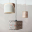 Lampe suspendue en bambou de forme organique avec motif imprimé