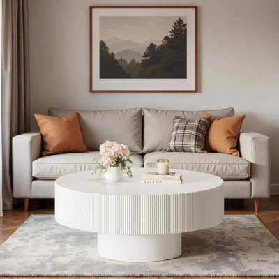 Table basse ronde moderne avec rainures, plateau de table épais et base robuste