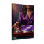 Femme à la mode avec une chemise mauve et un plateau tournant-680928829