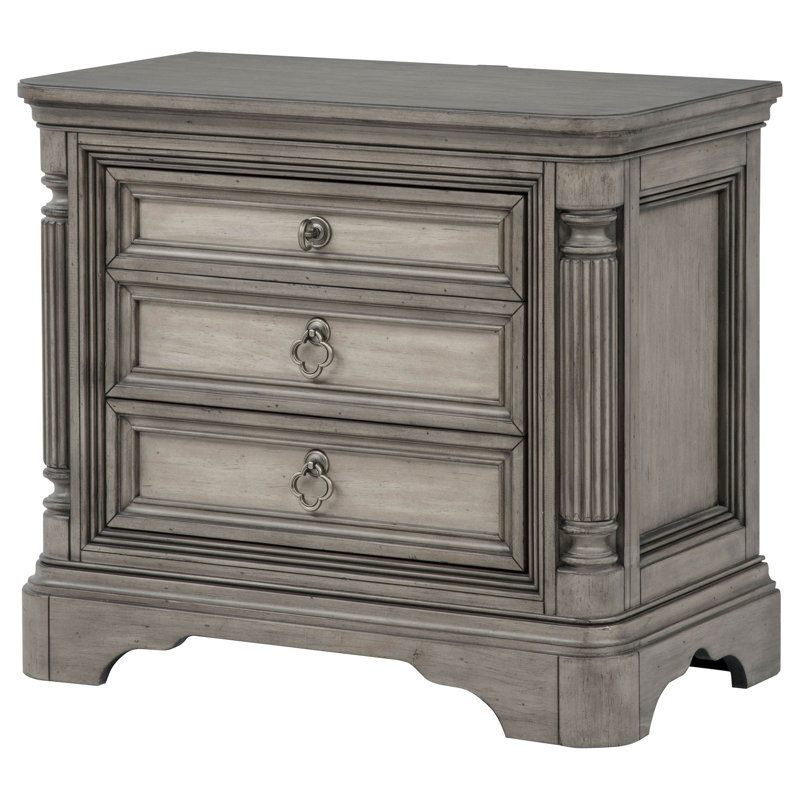 Table de chevet Cresswell à 3 tiroirs, couleur taupe vieilli