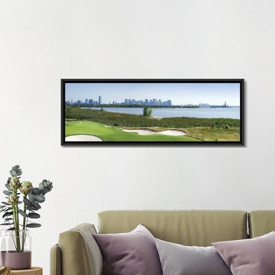 «Liberty National Golf Club avec Lower Manhattan et la Statue de la Liberté en arrière-plan, Jersey City, New Jersey, États-Unis 2010», reproduction de photo sur toile