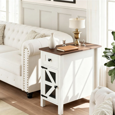 Table de bout Farmhouse avec station de charge, table d'appoint étroite pour le salon, table de chevet avec armoire de rangement et tiroir, table de chevet mince en bois pour petits espaces, blanc rustique