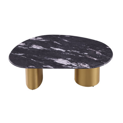 Table basse contemporaine avec plateau en pierre frittée et bords arrondis doux, base en acier inoxydable doré mat