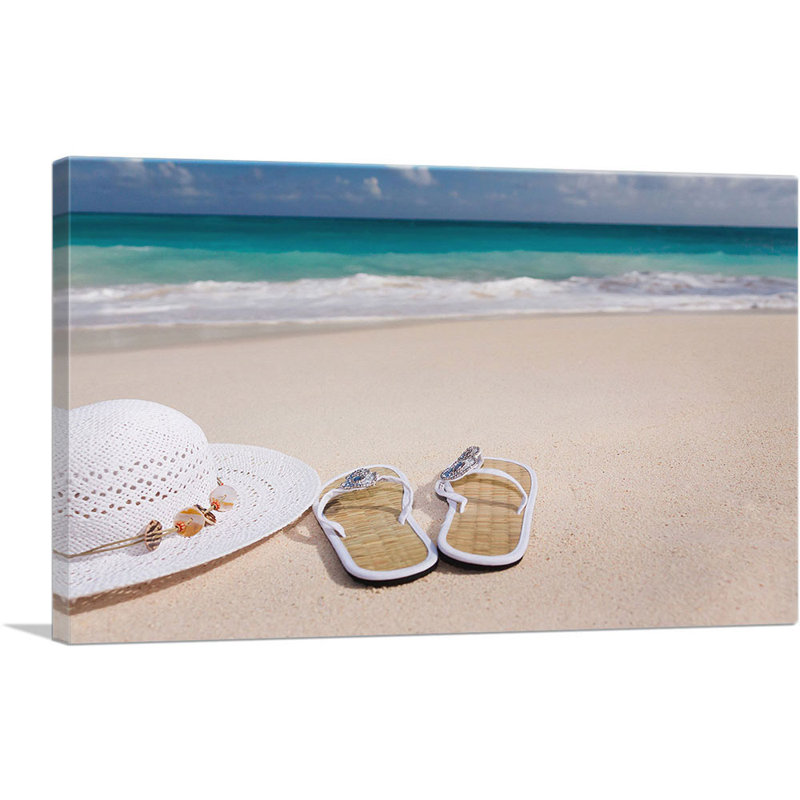 Chapeau et pantoufles sur la plage estivale - reproduction de photo sur toile tendue, H 18 po x l 26 po x P 1,5 po
