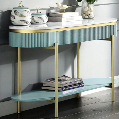 Meuble télé contemporain avec finition sarcelle, plateau en faux marbre blanc et tablettes latérales incurvées